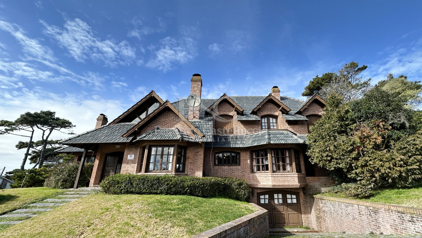 Casa en alquiler en Pinamar Zona Iglesia - Semana Santa