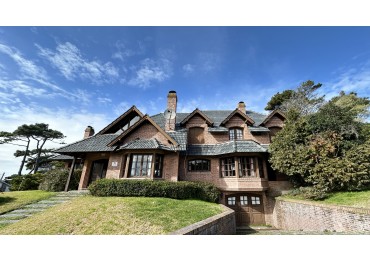 Casa en alquiler en Pinamar Zona Iglesia 