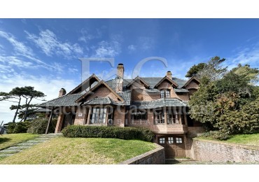 Casa en alquiler en Pinamar Zona Iglesia - Semana Santa